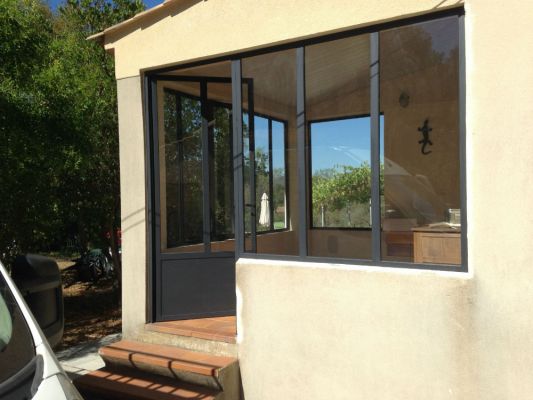 fabrication et pose d'une Baie d'artiste sur mesure avec une finition au pistolet a peinture à Roquevaire